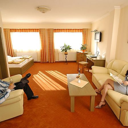 Hotel Bavaria Abda Szoba fotó