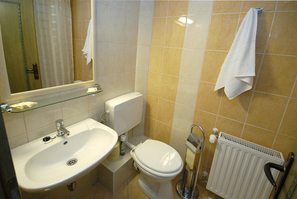 Hotel Bavaria Abda Szoba fotó