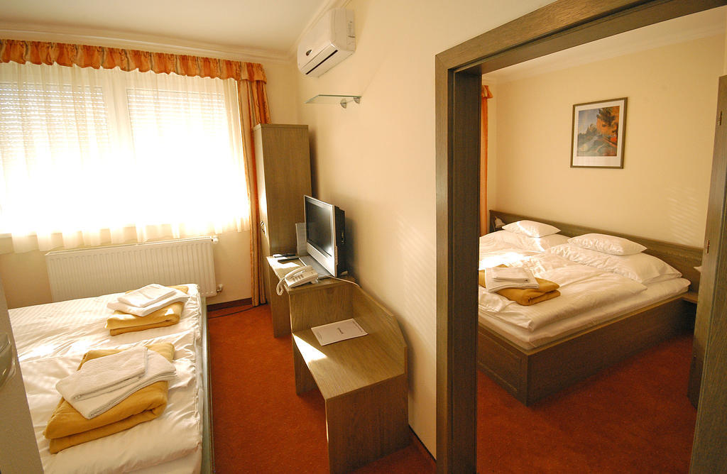 Hotel Bavaria Abda Szoba fotó